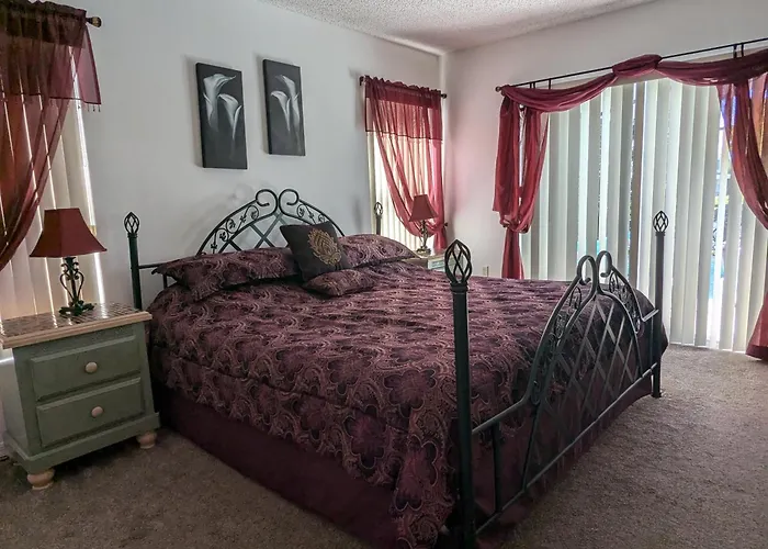 Large Lakeside 5 Bed Villa With Private Pool