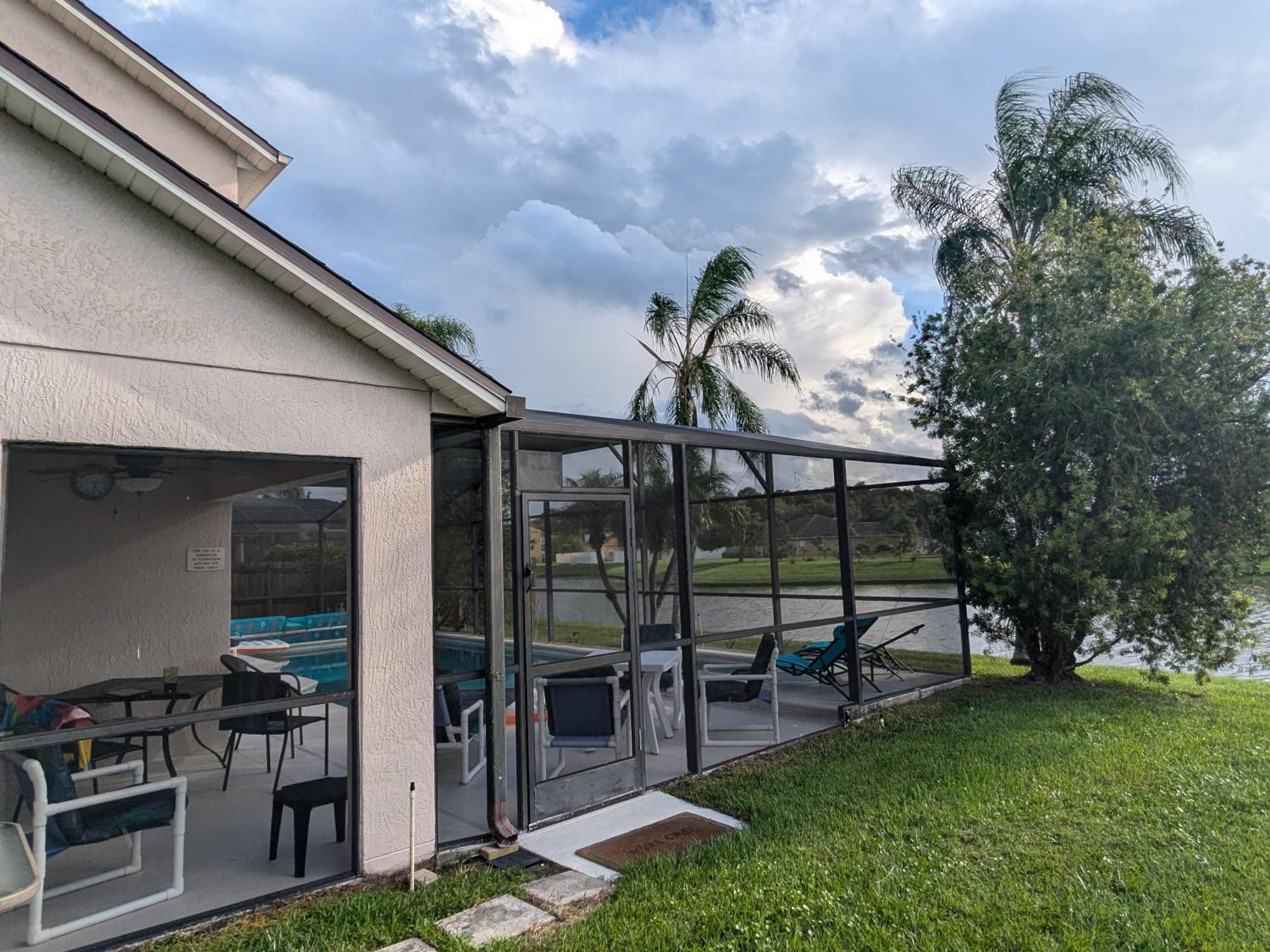 Large Lakeside 5 Bed With Private Pool Villa Kissimmee