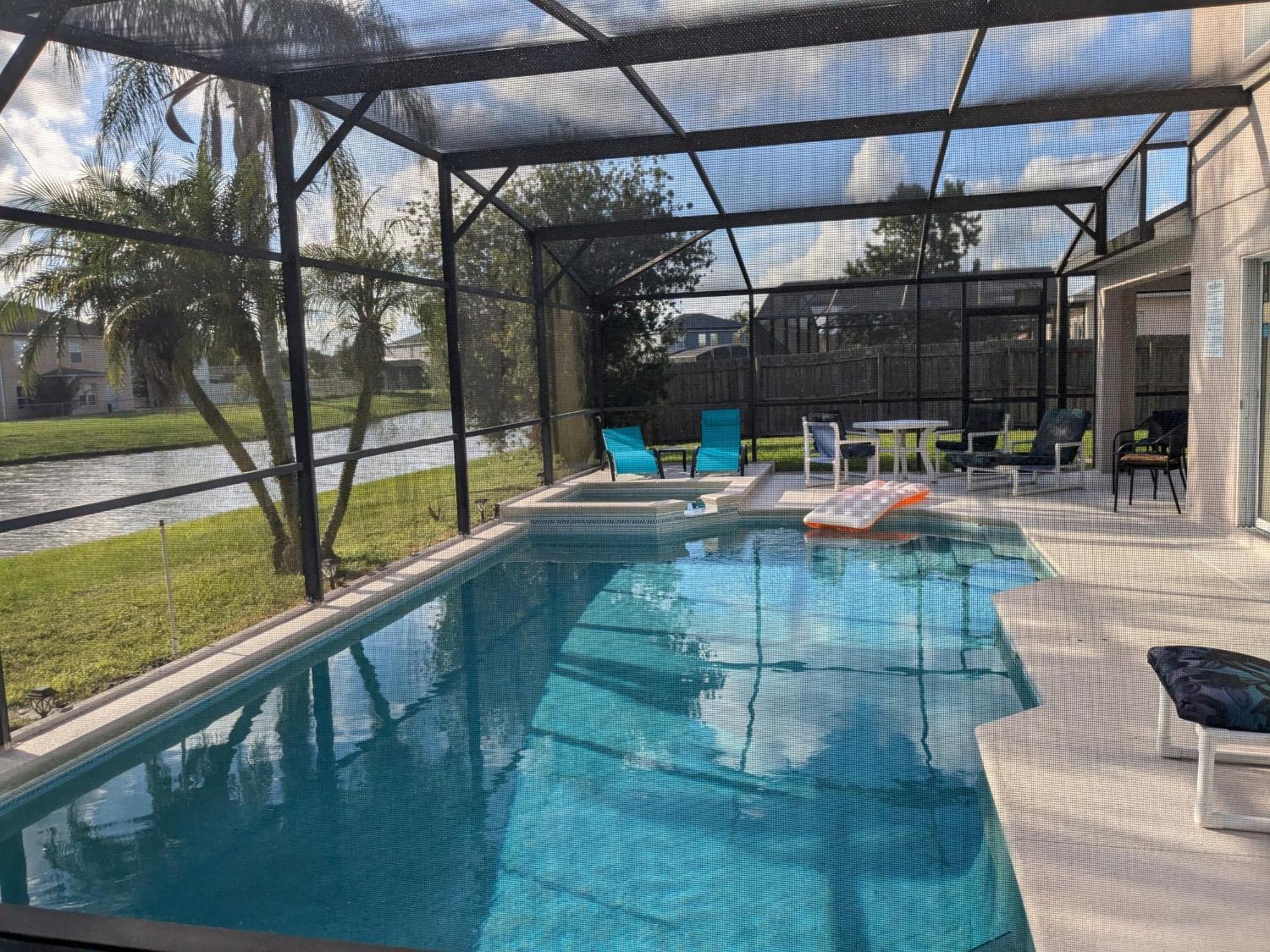 Large Lakeside 5 Bed With Private Pool *